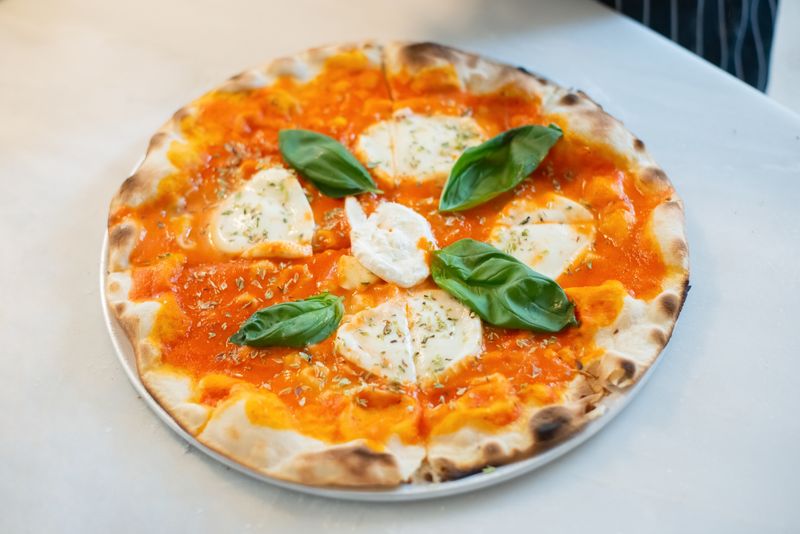 Klassische Margherita Pizza mit frischem Basilikum