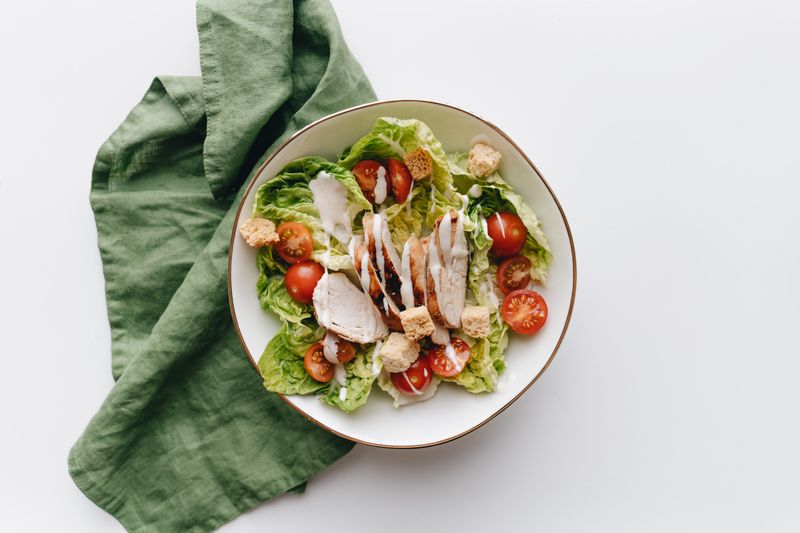 Caesar Salad mit Hähnchenbrust und Parmesan
