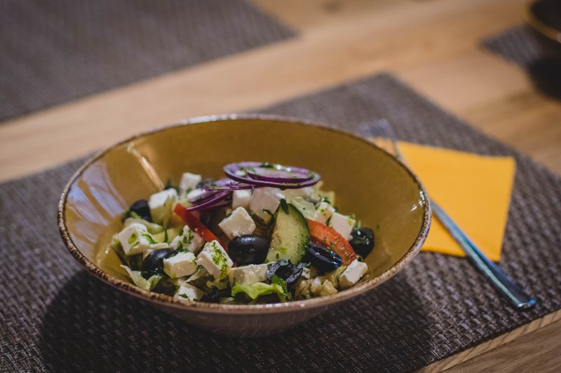 Griechischer Bauernsalat mit Feta und Oliven