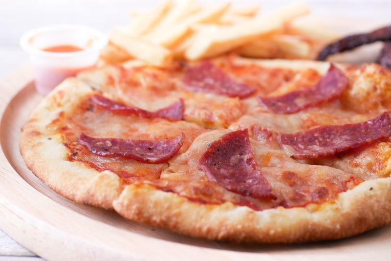Pizza Salami mit knuspriger Salami und Mozzarella
