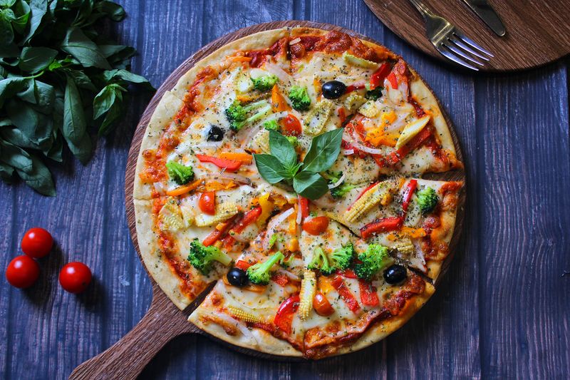 Vegetarische Pizza mit frischem Gemüse und Kräutern