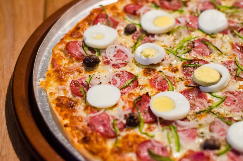 Pizza Hawaii mit Schinken und Ananas